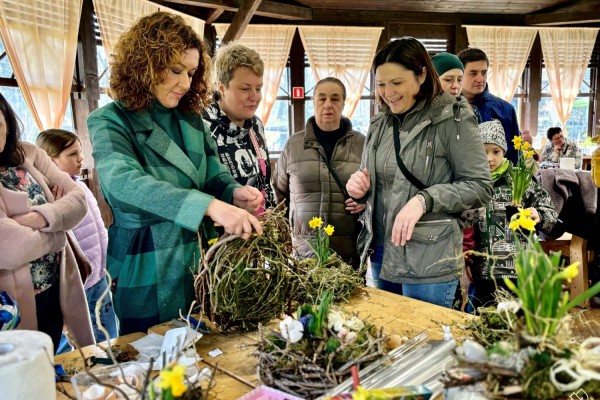 Warsztaty florystyczne w altanie.