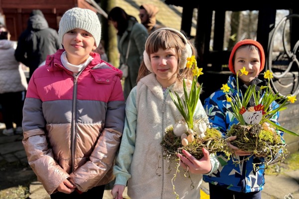 Dzieci trzymające ozdoby wielkanocne wykonane podczas warsztatów florystycznych.