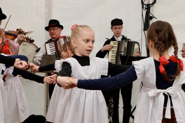 Dziecięcy zespół regionalny tańczy.