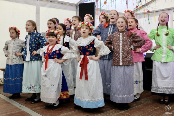 Występ dzieci z zespołu regionalnego.