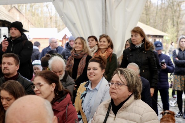 Publiczność pod namiotem ogląda występy.