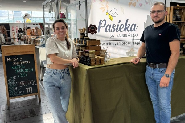 Właściciele Pasieki św. Ambrożego przy stoisku ze swoimi produktami.