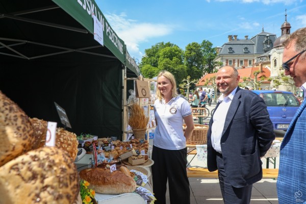 Starosta z wicestarostą przy jednym ze stoisk.