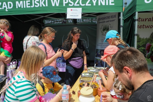 Dzieci tworzą produkty podczas warsztatów "Świat Zapachów".