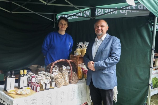 Producentka lokalnych makaronów na stoisku ze starostą pszczyńskim.