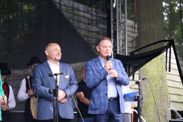 Na scenie przemawia wicestarosta pszczyński, obok stoi starosta.
