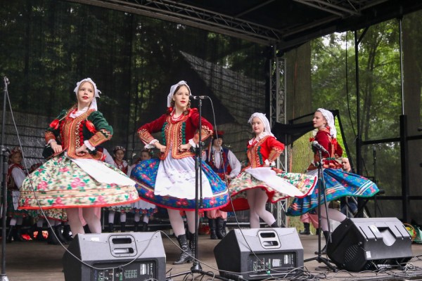 Występ młodzieżowego zespołu folklorystycznego na scenie.