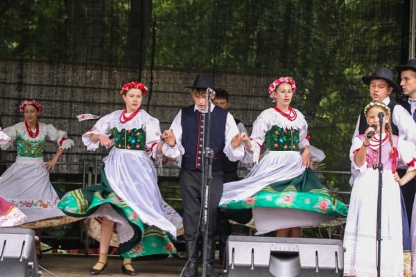 Młodzieżowy zespół regionalny występuje na scenie w śląskich strojach.