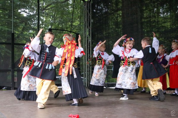 Występ dziecięcego zespołu folklorystycznego na scenie.