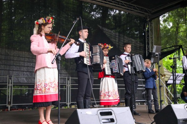 Występ dziecięcego zespołu folklorystycznego na scenie.