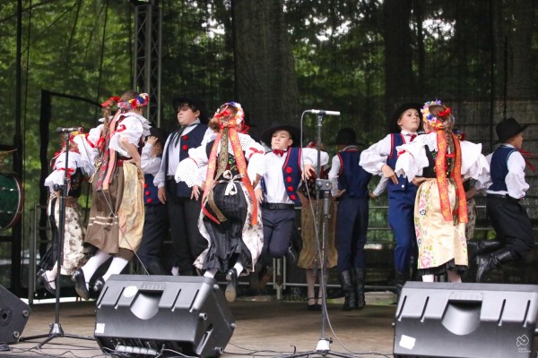 Występ dziecięcego zespołu folklorystycznego na scenie.