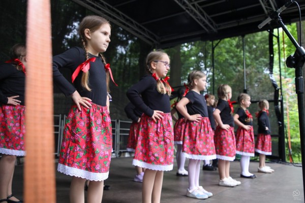 Występ dziecięcego zespołu folklorystycznego na scenie.
