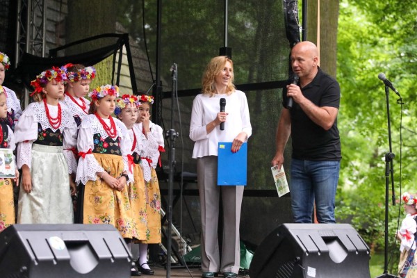 Na scenie dziecięcy zespół folklorystyczny oraz prowadzący.