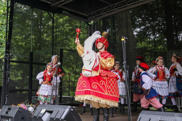 Występ dziecięcego zespołu folklorystycznego na scenie.
