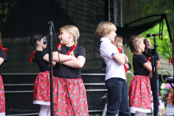 Występ dziecięcego zespołu folklorystycznego na scenie.